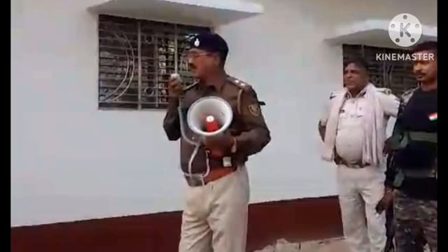 शराब मामले में फरार दो आरोपी को घर चिस्पाया गया इश्तेहार