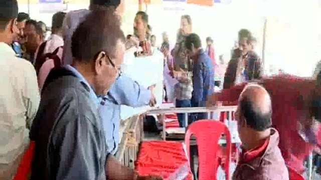 कोल्हापूर जिल्ह्यातील विधानसभा सार्वत्रिक निवडणूक 2024 च्या अनुषंगाने दिनांक २० नोव्हेंबर 2024 रोजी होणाऱ्या मतदानासाठी मतदान केंद्रावर साहित्य घेऊन जाताना कर्मचारी व पथके रवाना होत आहेत.