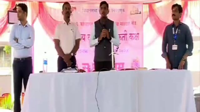 कोल्हापूर जिल्ह्यातील विधानसभा सार्वत्रिक निवडणूक 2024 च्या अनुषंगाने दिनांक 20  नोव्हेंबर 2024 रोजी होणाऱ्या मतदानासाठी मतदान केंद्रावर जाणाऱ्या कर्मचारी यांना मार्गदर्शन करताना जिल्हाधिकारी तथा जिल्हा निवडणूक अधिकारी अमोल येडगे.