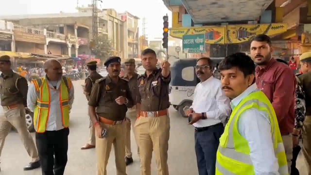 वरिष्ठ पुलिस अधीक्षक मथुरा द्वारा यातायात व्यवस्था का जायजा लिया गया दिए आवश्यक दिशा निर्देश