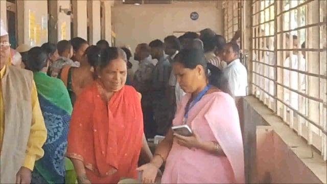 कडेगांव येथे मतदानास उस्फूर्त प्रतिसाद !