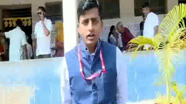 कोल्हापुरात जिल्हाधिकारी तथा जिल्हा निवडणूक अधिकारी अमोल येडगे यांनी सपत्निक दत्ता बाळ शाळा कसबा बावडा येथे आपला मतदाना