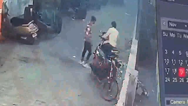 मसानी बायपास लिंक रोड पर शादी समारोह में से फोटोग्राफर की बाइक को चुरा लेंगे अज्ञात चोर घटना सीसीटीवी में कैद