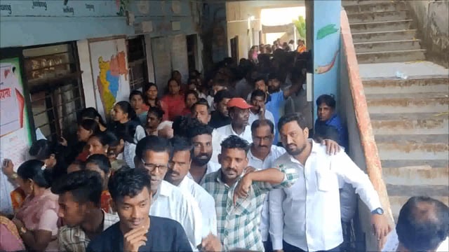 कडेगाव येथील प्रत्येक बुथवर साडे पाच नंतरही मतदारांची रांग त्याची ही दृष्ये 