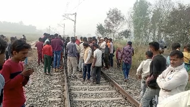 मालगाड़ी के आगे कूदकर एक युवक ने अपनी जीवन लीला समाप्त कर ली , स्थानीय पुलिस व जीआरपी पुलिस मृतक की पहचान में जुटी