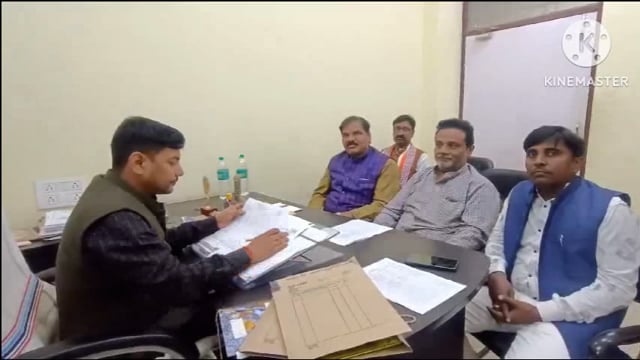 अमरपुर प्रखंड मुख्यालय में मतदाता पुनरीक्षण  कार्य को लेकर बीडीओ ने विभिन्न राजनीतिक दलों के प्रतिनिधियोंके साथकिया बैठक