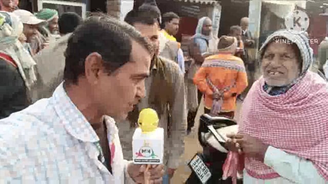 पैक्स चुनाव में समर्थकों के साथ वोट मांगते प्रत्याशी मतदाताओं ने सिरदला पैक्स के लिए विपिन पासवान को कर रहे समर्थन