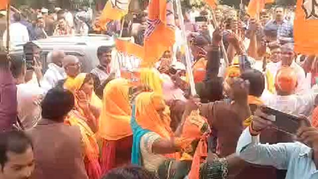 कटेहरी में 33 साल बाद खिला कमल भाजपा प्रत्याशी धर्मराज निषाद 34175 वोट से विजय हुए।
अंबेडकर नगर जिला कार्यालय पर खुशी में झूमते नजर आए भाजपा कार्यकर्ता।।