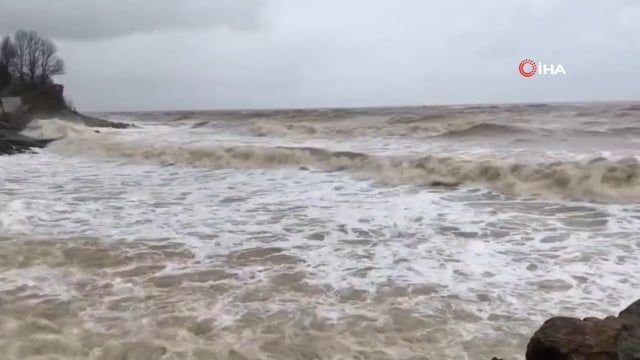 Karadeniz dalgalara teslim