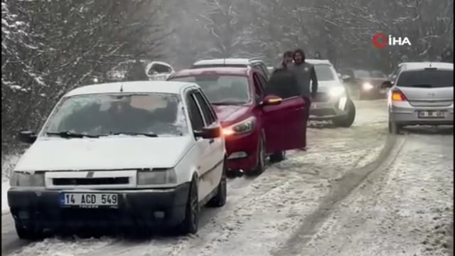 Kış lastiği takmayan sürücüler yolda kaldı