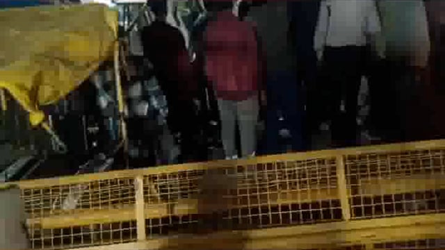 भीड़ भरे इलाके में लगी चलती बाइक में आग बड़ी दुर्घटना होने से बची