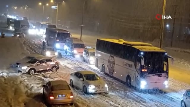 Bolu Dağı’nda trafiğe kar engeli: Yolda kalan araçlar için ekipler seferber oldu