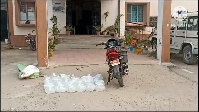 पुलिस ने क्षेत्र के जगजीवनपुर गांव के समीप से 150 लीटर महुआ शराब के साथ एक बाइक को किया जप्त, धंधेबाज फरार