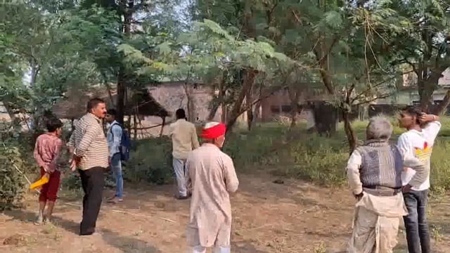 17वर्ष से चल रहा जमीनी विवाद समाधान दिवस की शिकायत पर किया गया निस्तारण।

तरबगंज गोण्डा।
स्थानीय थाना क्षेत्र के जुझारीपुर गाँव में जमीन को लेकर विवाद 17वर्ष से चल रहा था जिसकी जमीन थी उसको कब्जा नही मिल पारहा था जिसकी शिकायत पीड़ित ने समाधान दिवस में की थी।