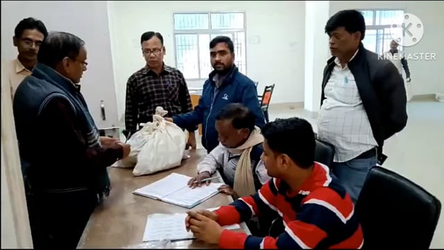 पैक्स चुनाव को लेकर अमरपुर प्रखंड मुख्यालय में मतदान कर्मियों के बीच सामग्रियों का हुआ वितरण।