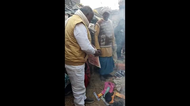 पूर्व मुखिया के द्वारा छठियारा गांव में मृतक के परिजन को किए आर्थिक मदद.