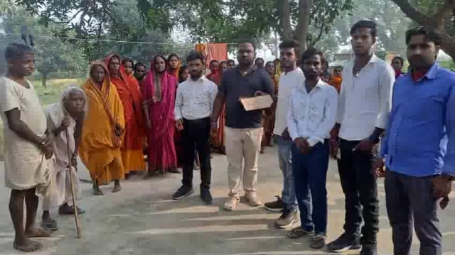 गोड्डा से संजय यादव की जीत के खुशी में ग्रामीणों को बांटी मिठाइयां 