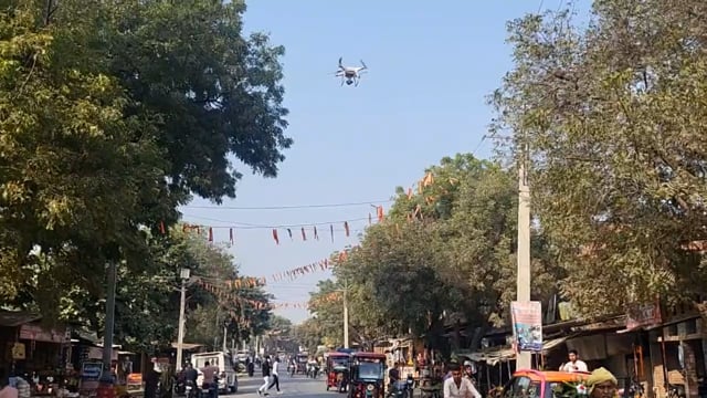 बाघराय थाना क्षेत्र के बिहार बाजार में पुलिस द्वारा ड्रोन कैमरे से की जा रही निगरानी बाजार में ड्रोन बना चर्चा का विषय,