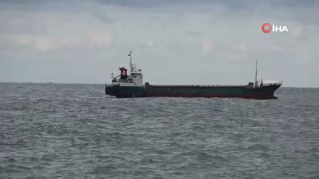 Zonguldak’ta yük gemileri denizde adeta beşik gibi sallandı