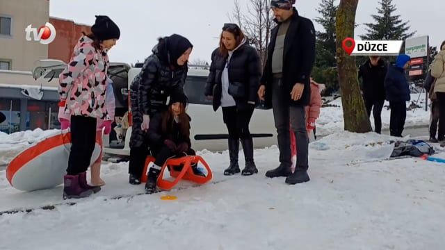 Çocuklar Poşetlerle Kayarak Karın Keyfini Çıkarttı