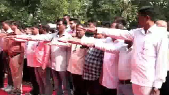 कोल्हापूर जिल्ह्यात आज संविधान दिनाचे औचित्य साधून जिल्हाधिकारी अमोल येडगे यांनी कार्यालयात संविधान चे वाचन करण्यात आले.