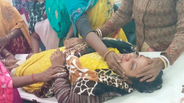 विपरीत दिशा से तेज गति से आ रहे बाइक की टक्कर में एएनएम एवं उसके पति बुरी तरह जख्मी, प्राथमिक उपचार के बाद किया गया रेफर