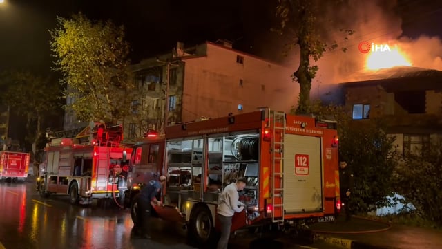 Üç katlı evin çatısı alev topuna döndü