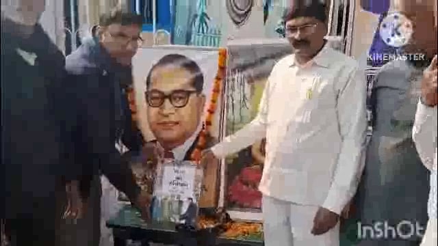 संविधान दिवस के अवसर पर बाबा साहब भीमराव अंबेडकर को संत रविदास महासंघ लखीसराय की ओर पुष्प अर्पित किए गए।