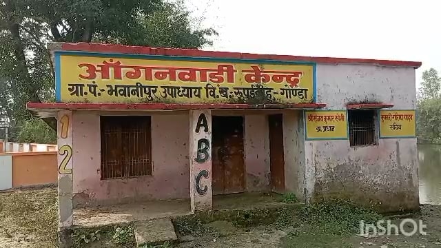 आंगनबाड़ी केंद्र में केंद्र संचालन ना होकर कंपोजिट विद्यालय में एक ही कमरे हो रहा है दो  आंगनबाड़ी केंद्र का संचालन