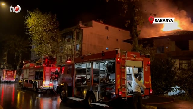 Sakarya'da Üç Katlı Evin Çatısı Alev Topuna Döndü