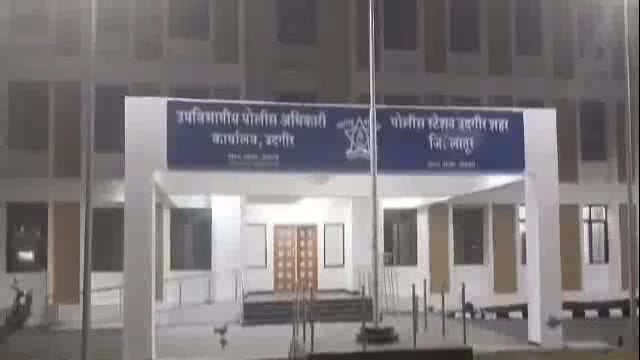 उदगिरात अवैध वाळूची वाहतूक करणारा टिप्पर पोलिसांनी पकडला,दोघावर गुन्हा दाखल