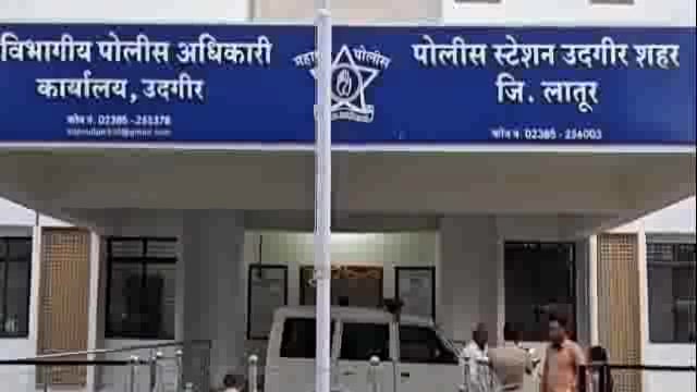 शाहू चौकात अज्ञात वाहनांच्या धडकेत कारचे अडीच लाखांचे नुकसान,शहर पोलीस ठाण्यात गुन्हा दाखल