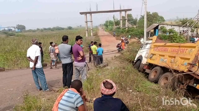 ଜାମୁଝାଡ଼ି ଧାମରା ରାସ୍ତା ରେ ଆଇରନ ବୋଝେଇ ଟ୍ରକ ଓଲଟିଲା ଅଳ୍ପକେ ବଞ୍ଚିଲେ ଡ୍ରାଇଭର ।