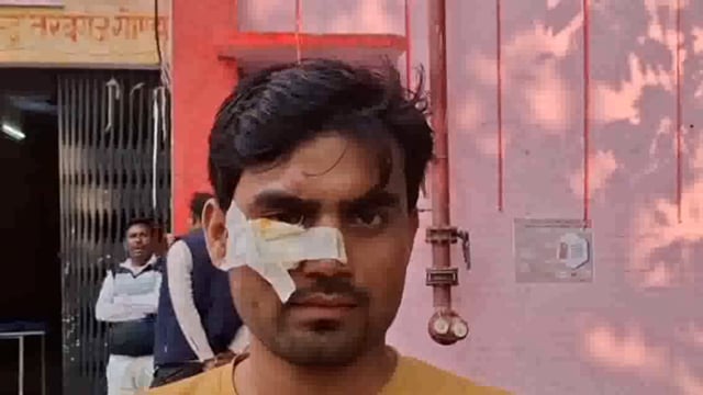 बारात में हुए विवाद में बीच भराव करने पर नाराज लोगों ने तरबगंज के नरायनपुर में युवक को पीटा,पीड़ित ने दी तहरीर

तरबगंज थानाक्षेत्र के  नरायनपुर में गुरुवार दोपहर को आधा दर्जन लोगों ने गांव निवासी महेश कसौंधन की पिटायी कर दी।पीड़ित युवक बुधवार को एक बारात में विवाद का बीच बराव किया था