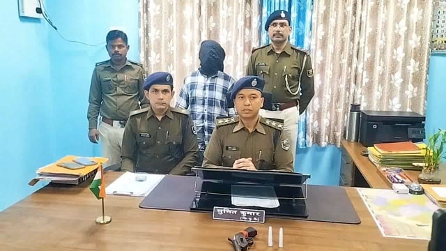 नालंदा हिलसा थाना क्षेत्र अंतर्गत रंगदारी एवं लूटपाट के कुख्यात अपराधी एक देसी कट्टा दो गोली मोबाइल के साथ गिरफ्तार,