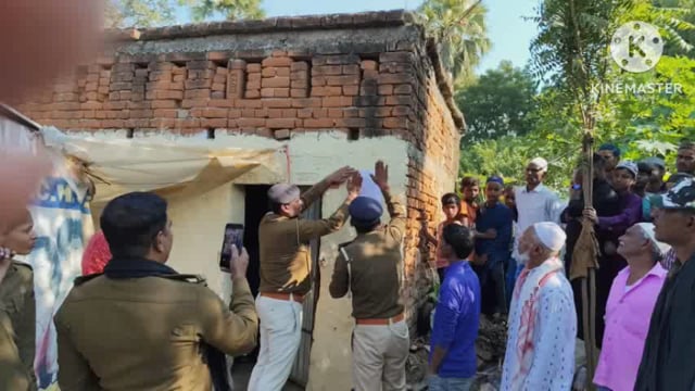 सुल्तानपुर गांव में हत्याकांड के फरार अभियुक्त के घर चिपकाया गया इश्तहार।