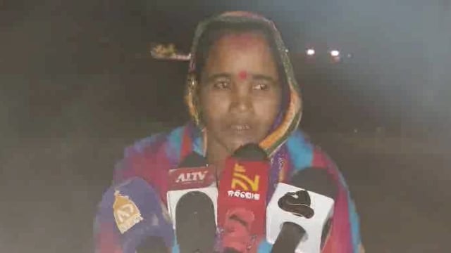 ମୋ ଝିଅ ଏକୁଟିଆ ଥିଲା ତାକୁ ଜୋରଜବରଦସ୍ତ କରି ବାଡେଇଲା ସେଇ ଟୋକା କୁ ପୋଲିସ ଆଣିଛIଡିଦେଲା କହିଲେ ମା ମମତା ମାଝୀ 