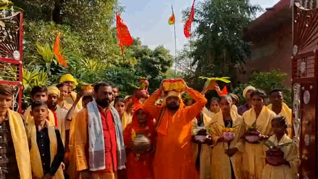श्रीमद् भागवत कथा शुभारंभ को लेकर निकली गई शोभा यात्रा। 

तरबगंज थाना क्षेत्र के सिगहा चंदा में स्थित अद्वैत स्वरूप सन्यास आश्रम परम तपो धाम पर सात दिवसीय श्रीमद् भागवत कथा शुभारंभ को लेकर शनिवार को भव्य कलश शोभा यात्रा निकली गई। भक्तों की भीड़ आश्रम पर देखने को मिली।