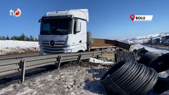 Uyuduğu İddia Edilen Tır Şoförü, Otoyolda Bariyerlere Çarptı