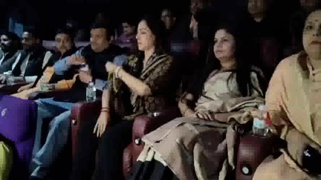 मथुरा की सांसद हेमा मालिनी ने भाजपा कार्यकर्ताओं के साथ सिनेमा हॉल पहुंच मूवी दा साबरमती रिपोर्ट को देखा