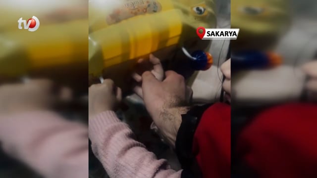 Bebek Yürütecine Parmağı Sıkışan Miniğin Yardımına İtfaiye Koştu