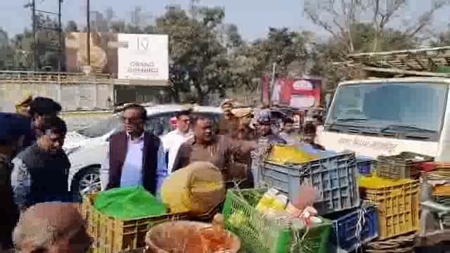 आप देख रहे हैं एन एम न्यूज़ शाहजहाँपुर जिलाधिकारी के निर्देशों के क्रम में नगर क्षेत्र में 6 ई बसों का संचालन शुरू...me