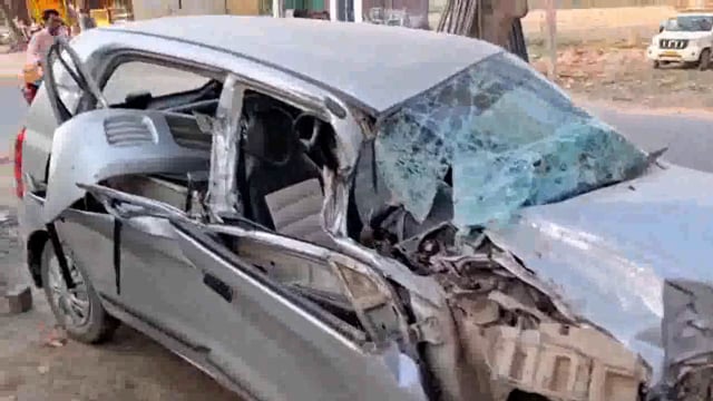 अज्ञात डंपर की चपेट में आने से कार के उड़े पर खच्चे बाल बाल बचे कार सवार।
थाना क्षेत्र तरबगंज के अंतर्गत ढोंढेपुर के पास सोमवार की देर रात अज्ञात डंपर की चपेट में आने से मारुति अल्टो कार के पर खच्चे उड़ गए, गनीमत रही की कर में सवार लोगों को मामूली चोटे आई जिनको तरबगंज सामुदायिक स्वास्थ्य केंद्र पर उपचार के बाद घर भेज दिया गया।