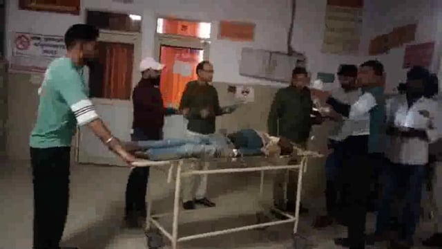 पानीगांव के समीप कार ने बाइक सवारों को रौंदा 2 की हालत गंभीर कार सहित चालक मौके से फरार