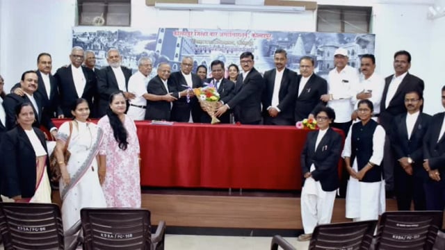 कोल्हापूर मध्ये वकील दिनाचे औचित्य साधून जिल्हा बार असोसिएशनच्या वतीने ज्येष्ठ वकिलांचा गौरव करण्यात आला.