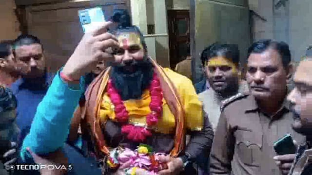 अमेरिका में रहकर भारत का झंडा बुलंद करने वाले भदोही निवासी रिंकू सिंह रेसलर बांके बिहारी मंदिर पहुंचे किए दर्शन