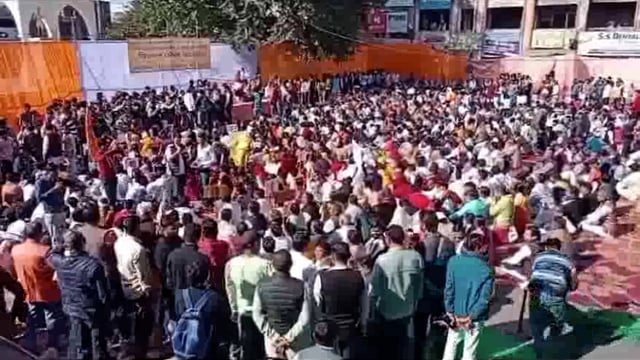 बांग्लादेश में पीट रहा है हिंदू मथुरा में सत्ताधारी पार्टी के लोग और हिंदूवादी संगठन ने किया विरोध