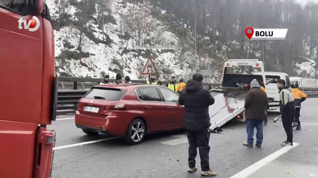 TEM'de Makaslayan Tır Trafiği Durdurdu