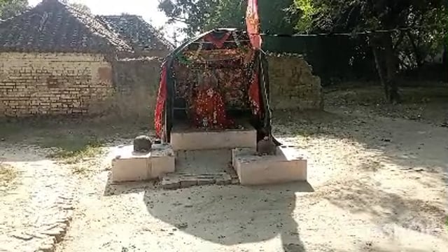 दबंगो के द्वारा मंदिर पर जाने वाले रास्ते को किया अवरूद्ध मंदिर पर जाने से भी ग्रामीणों को रोकने से लोगों में आक्रोश 