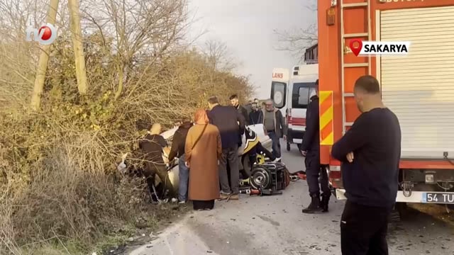 Sakarya’da Kamyon İle Otomobil Kafa Kafaya Çarpıştı 2 Ağır Yaralı